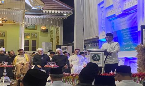 Ketua Umum Pengurus Besar Nahdlatul Ulama (PBNU) Yahya Cholil Staquf saat berpidato pada acara peringatan Maulid Nabi Muhammad SAW di  Ndalem An-Nadwah Krapyak, Yogyakarta, Ahad (8/10/2023) malam.