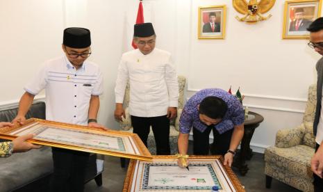 Ketua Umum Pengurus Besar PBNU, K.H. Yahya Cholil Staqufdi menyaksikan penandatanganan kerjasama program Santan Sehat, Santri Sehat.