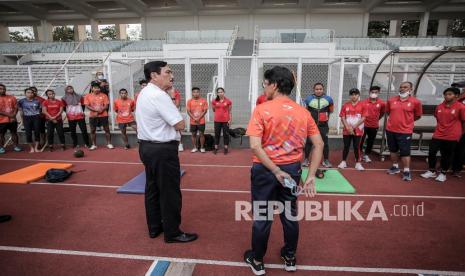 Ketua Umum Pengurus Besar Persatuan Atletik Seluruh Indonesia (PB PASI) Luhut Binsar Pandjaitan (kiri) saat meninjau proses latihan atlet pelatnas atletik di Stadion Madya, Senayan, Jakarta, Senin (3/5/2021). Latihan tersebut dilakukan untuk melihat persiapan atlet lompat jauh Sapwaturrahman dan atlet lari Lalu Muhammad Zohri sebelum mengikuti ajang World Athletics Continental Tour Gold 2021 di Tokyo. 