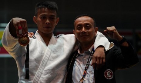 Ketua Umum Pengurus Besar Persatuan Judo Seluruh Indonesia Jenderal TNI Mulyono (kanan) berfoto bersama judoka peraih medali emas judo -73 Kg putra SEA Games XXIX Kuala Lumpur, Iksan Apriyadi (kiri). (Ilustrasi)