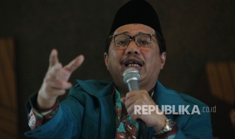 Ketua Umum Pengurus Pusat Persaudaraan Muslimin Indonesia (PP PARMUSI), Usamah Hisyam saat melakukan pernyataan sikap terhadap aksi kampanye LGBT di Jakarta, Jumat (19/2). (Republika/Rakhmawaty La'lang)