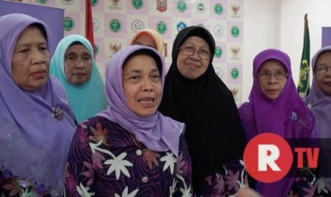 Ketua Umum Pengurus Pusat Wanita Islam (PPWI) Atifah Thaha (ketiga kiri)