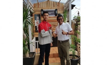 Ketua Umum Perguruan Karate Inkanas Sumbar, Irwan Prayitno, (kanan) dan karateka Huggies Yustisio.    