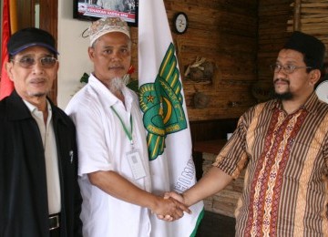 Ketua Umum Perhimpunan Al-Irsyad, H Yusuf Utsman Baisa (kanan), memberi ucapan selamat kepada Ketua Koperasi Syariah Irsyadi, H Umar Rasid Hasan (kiri).