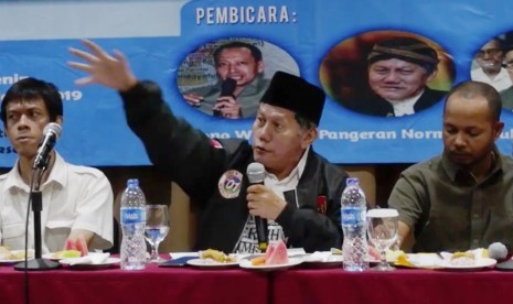 Ketua Umum Perjuangan Rakyat Nusantara, KP Norman Adi Hadinegoro (tengah)