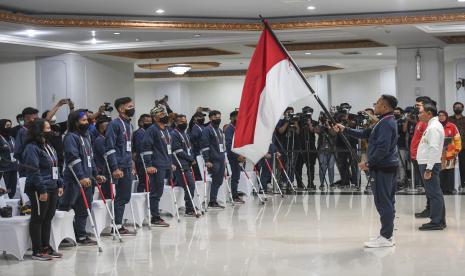 Ketua Umum Perkumpulan Sepak bola Amputasi Indonesia (PSAI) Yudhi Yahya (kanan) disaksikan Menteri Pemuda dan Olahraga Zainudin Amali (kanan) mengibarkan Bendera Merah Putih di hadapan pemain timnas amputasi saat pelepasan Timnas Sepak Bola Amputasi Indonesia di Kemenpora, Jakarta, Selasa (27/9/2022). Timnas Sepak Bola Amputasi Indonesia akan bertanding dalam ajang Piala Dunia Sepak Bola Amputasi 2022 di Turki pada 1-9 Oktober.