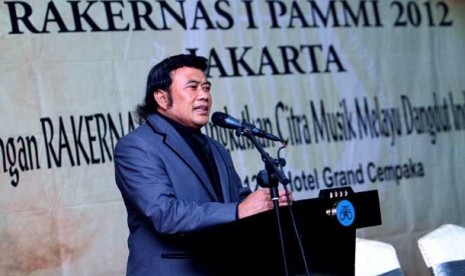  Ketua Umum Persatuan Artis Musik Melayu Dangdut Indonesia (PAMMI) Rhoma Irama saat membuka acara RAKERNAS II PAMMI 2012 di Jakarta, Jumat (5/10).