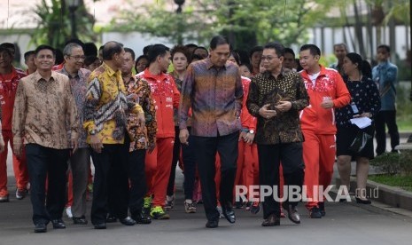 Ketua Umum Persatuan Bulu Tangkis Indonesia Gita Wirjawan bersama rombongan tim Thomas dan Uber menemui Presiden Joko Widodo di Istana Merdeka, Jakarta, Selasa (10/5). (Republika/Wihdan)