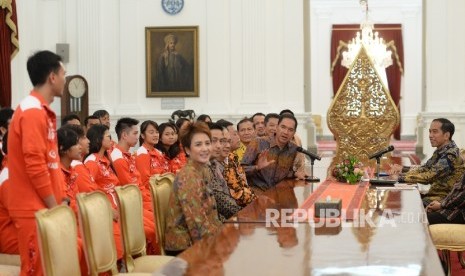 Ketua Umum Persatuan Bulu Tangkis Indonesia Gita Wirjawan bersama rombongan tim Thomas dan Uber menemui Presiden Joko Widodo di Istana Merdeka, Jakarta, Selasa (10/5).  (Republika/Wihdan) 