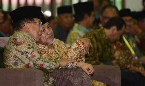 Ketua Umum Persatuan Islam (Persis) Maman Abdurrahman (kanan) berbincang bersama Wakil Presiden Jusuf Kalla (kiri) sesaat sebelum pembukaan Muktamar Persis yang Ke-XV di Asrama Haji Pondok Gede, Jakarta, Sabtu (21/11). 