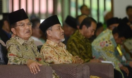 Ketua Umum Persatuan Islam (Persis) Maman Abdurrahman (kanan) bersama Wakil Presiden Jusuf Kalla (kiri) menghadiri Muktamar Persis yang Ke-XV di Asrama Haji Pondok Gede, Jakarta, Sabtu (21/11). 