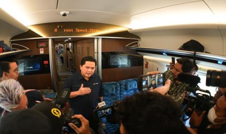 Ketua Umum Persatuan Sepak Bola Seluruh Indonesia (PSSI) Erick Thohir bersama FIFA Team Project Venue Management Christian Schmolzer dan Venue Manager FIFA Sunny Kohli naik kereta cepat Whoosh.