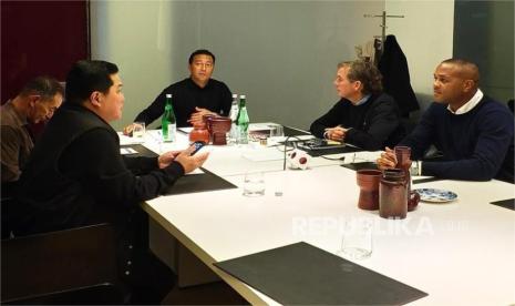 Ketua Umum Persatuan Sepak Bola Seluruh Indonesia (PSSI), Erick Thohir bertemu dengan staf kepelatihan timnas Indonesia di Amsterdam, Belanda, Senin (27/1/2025).