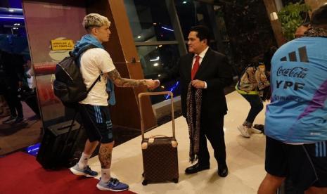 Ketua Umum Persatuan Sepakbola Seluruh Indonesia (PSSI), Erick Thohir mengalungkan kain khas Timor ke pemain Argentina yang juga bermain di Manchester United Alejandro Garnacho.