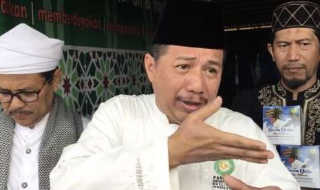 Ketua Umum Persaudaraan Muslim Indonesia (Parmusi), H Usamah Hisyam (tengah)