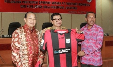 Ketua Umum Persipura Benhur Tommy Mano (kanan).