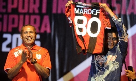 Ketua Umum Persipura Jayapura Benhur Tomi Mano (kiri).