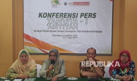 Ketua Umum Pimpinan Pusat Aisyiyah Siti Noordjannah Djohantin (kedua kiri) bersa Rektor UM Surabaya Sukadiono (ketiga kiri) memberikan keterangan pers terkait Tanwir I Aisyiyah. Acara tersebuut digelar di Kampus Universitas Muhammadiyah Surabaya, Jalan Raya Sutorejo Nomor 59, Mulyorejo, Surabaya, Kamis (18/1).