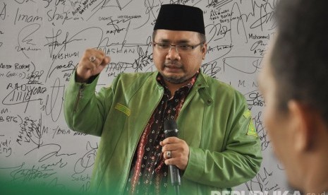 Ketua Umum Pimpinan Pusat GP Ansor, H Yaqut Cholil Qoumas meyampaikan paparannya pada Dialog Pencegahan Faham Radikal Terorisme dan ISIS bagi Pemuda Ansor se- Jawa Tengah di Balai Diponegoro, Semarang, Kamis (28/4).