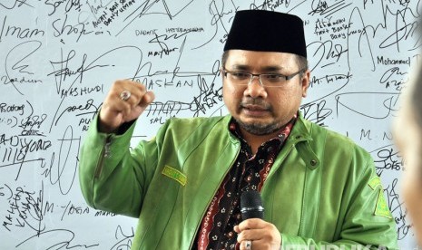 Ketua Umum Pimpinan Pusat GP Ansor, H Yaqut Cholil Qoumas meyampaikan paparannya pada Dialog Pencegahan Faham Radikal Terorisme dan ISIS bagi Pemuda Ansor se- Jawa Tengah di Balai Diponegoro, Semarang, Kamis (28/4).