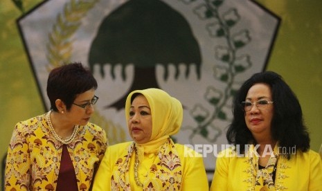 Ketua Umum Pimpinan Pusat Kesatuan Perempuan Partai Golkar (PP KPPG) Ulla Nuchrawatty (tengah ) berbincang dengan Nurul Arifin (kiri) dan Tetty Kadi Bawono 