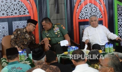 Ketua Umum Pimpinan Pusat Muhammadiyah Haedar Nashir (kiri), bersama Panglima TNI Jenderal Gatot Nurmantyo (tengah), Tokoh Muhammadiyah Din Syamsuddin menjadi pembicara dalam pengajian di kantor PP Muhammadiyah, Jakarta, Jumat (6/10). Pengajian tersebut mengambil tema 