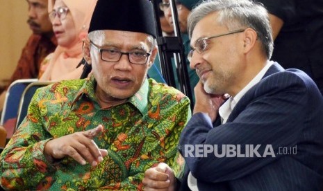  Ketua Umum PP Muhammadiyah Haedar Nasir (kiri) bersama Dubes Inggris untuk Indonesia Moazzam Malik (kanan) saat acara penandatanganan nota kesepahaman antara Kedubes Inggris dengan PP Muhammadiyah, Senin (16/5). (Republika/Darmawan)