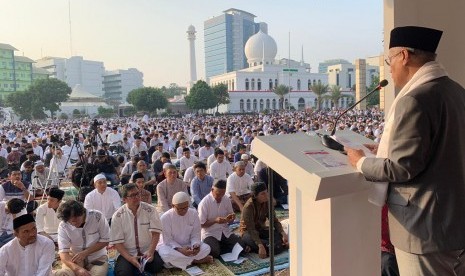 Ketua Umum Pimpinan Pusat Muhammadiyah, KH Haedar Nashir saat khutbah Idul Adha di Masjid Agung Al Azhar, Jakarta, Ahad (11/8). 