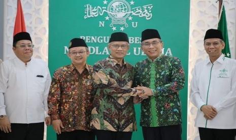 Ketua Umum Pimpinan Pusat Muhammadiyah Prof H Haedar Nashir beserta jajaran bersilaturahim ke Kantor Pengurus Besar Nahdlatul Ulama (PBNU) di Jalan Kramat Raya 164 Jakarta, Kamis (25/5/2023). Kunjungan PP Muhammadiyah itu disambut oleh Ketum PBNU KH Yahya Cholil Staquf dan jajarannya. 