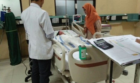 Ketua Umum Pimpinan Pusat Nasyiatul Aisyiyah (PP NA),  Diyah Puspitarini  menjenguk balita korban ledakan bom Samarinda.