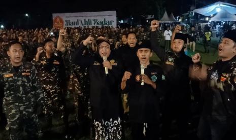 Ketua Umum Pimpinan Pusat Pagar Nusa Muchamad Nabil Haroen bersama kader-kader Pagar Nusa Banyuwangi