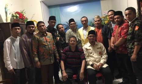 Ketua Umum Pimpinan Pusat Pemuda Muhammadiyah Dahnil Anzar Simanjuntak (duduk kanan) bersama dengan Pastor Fred S Tawaluyan (duduk) dan sejumlah perwakilan organisasi Islam dan kepemudaan dalam pertemuan di Manado.