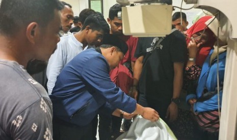 Ketua Umum Pimpinan Pusat Pemuda Muhammadiyah Sunanto melayat almarhum Randi sambil menunggu proses autopsi di Rumah Sakit Abu Nawas Kendari, Kamis (26/9).