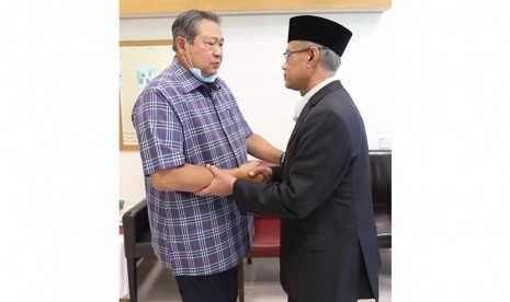 Ketua Umum Pimpinan Pusat (PP) Muhammadiyah, Haedar Nashir, menjenguk Ani Yudhoyono di National University Hospital (NUH) Singapura pada Jumat (1/3).