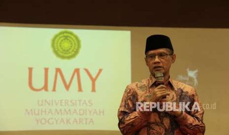 Ketua Umum Pimpinan Pusat (PP) Muhammadiyah Haedar Nashir saat tengah menyampaikan amanat dalam Ta'aruf Mahasiswa Baru Universitas Muhammadiyah Yogyakarta (Mataf Maba UMY) tahun 2018 pada Senin (27/8) di Sportorium UMY. 