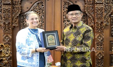 Ketua Umum Pimpinan Pusat (PP) Muhammadiyah Prof Haedar Nashir (kanan) menerima Duta Besar Amerika Serikat untuk RI Kamala Shirin Lakhdir (kiri) di Gedung Pusat Dakwah PP Muhammadiyah, Menteng, Jakarta, Selasa (17/12/2024).