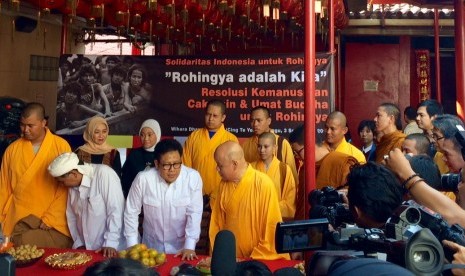 Ketua Umum PKB Muhaimin Iskandar bersama Biksu Duta Vira dalam acara jumpa pers terkait kasus kekerasan Muslim Rohingnya, di Jakarta, Ahad (3/9).