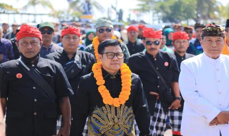 Ketua Umum PKB Muhaimin Iskandar bersama tokoh adat Bali