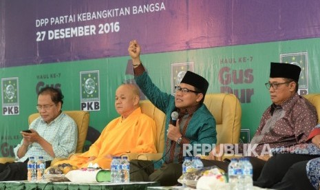 Ketua Umum PKB Muhaimin Iskandar (kedua kanan) didampingi mantan Wakil Ketua PBNU As'ad Said Ali (kanan), mantan Menko Kemaritiman Rizal Ramli (kiri), Maha Bhiksu Dutavira Stavira (kedua kiri) saat menghadiri Tahlil dan Manaqib Haul ke-7 Ab?durrahman Wahid