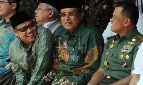 Ketua Umum PKB Muhaimin Iskandar, Ketua Umum PBNU KH Said Aqil Siroj dan Panglima TNI Jenderal Gatot Nurmantyo (kiri-kanan) berbincang pada acara penutupan Kirab Resolusi Jihad NU, dalam rangka Menyambut hari Santri Nasional, Kamis (22/10) di Jakarta.