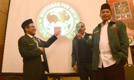 Ketua Umum PKB, Muhaimin Iskandar menyaksikan logo muktamar PKB di Jakarta, Ahad (20/7).