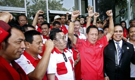  Ketua Umum PKPI Sutiyoso (tengah) usai mengikuti sidang di Pengadilan Tinggi Tata Usaha Negara (PTTUN), Jakarta Pusat, Kamis (21/3).  (Republika/Adhi Wicaksono)