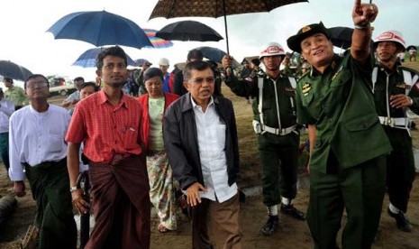   Ketua Umum PMI Jusuf Kalla didampingi Menteri Urusan wilayah Perbatasan Myanmar Letnan Jenderal Thein Htay mengunjungi barak pengungsi etnis Rohingya di Thet Kay Pyin, Ibukota negara bagian Rakhine Sittway, Myanmar, Sabtu (11/08). 