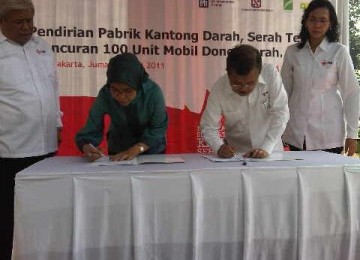 Ketua Umum PMI Jusuf Kalla (kanan) dan Komisaris PT Ocean Medika Link, Tatat Rahmita Utami, menandatangani pembangunan pabrik kantong darah.