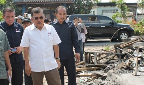 Ketua Umum PMI, Jusuf Kalla, saat meninjau lokasi bekas bentrokan antarwarga di Lampung, Jumat (2/11).