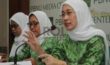 Ketua Umum PP Fatayat NU Anggia Ermarini (kanan) didampingi pengurus PP Fatayat NU Ar Maryati Sholihah dan Nur Nadlifah (kiri-kanan) memberikan konferensi pers di Jakarta, Kamis (8/10).