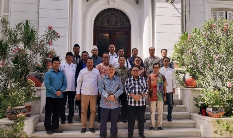 Ketua Umum PP GP Ansor Yaqut Cholil Qoumas didampingi jajaran pimpinan pusat foto bersama dengan Dubes Mesir untuo Indonesia Helmy Fauzy, di Wisma Duta KBRI Kairo, Jumat (19/7/2019) sore.