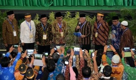 Ketua Umum PP Muhammadiyah 2015-2020 Haedar Nashir (4kiri) dan Ketua Umum PP Muhammadiyah 2010-2015 Din Syamsuddin (4kanan) melakukan serah terima jabatan saat sidang pleno muktamar Muhammadiyah ke 47 di kampus Unismuh Makassar, Sulsel, Jumat (7/8).