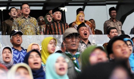  Ketua Umum PP Muhammadiyah Din Syamsuddin bersama sejumlah tokoh nasional saat menyanyikan lagu kebangsaaan Indonesia Raya dalam acara Milad Seabad Muhammadiyah di Gelora Bung Karno, Jakarta, Ahad (18/11).  (Republika/Aditya Pradana Putra)