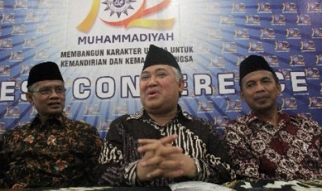 Ketua Umum PP Muhammadiyah, Din Syamsuddin (tengah), saat memberikan keterangan usai menghadiri ulang tahun atau Milad Muhammadiyah ke-102 di Universitas Muhammadiyah Yogyakarta (UMY), Ahad (11/12).